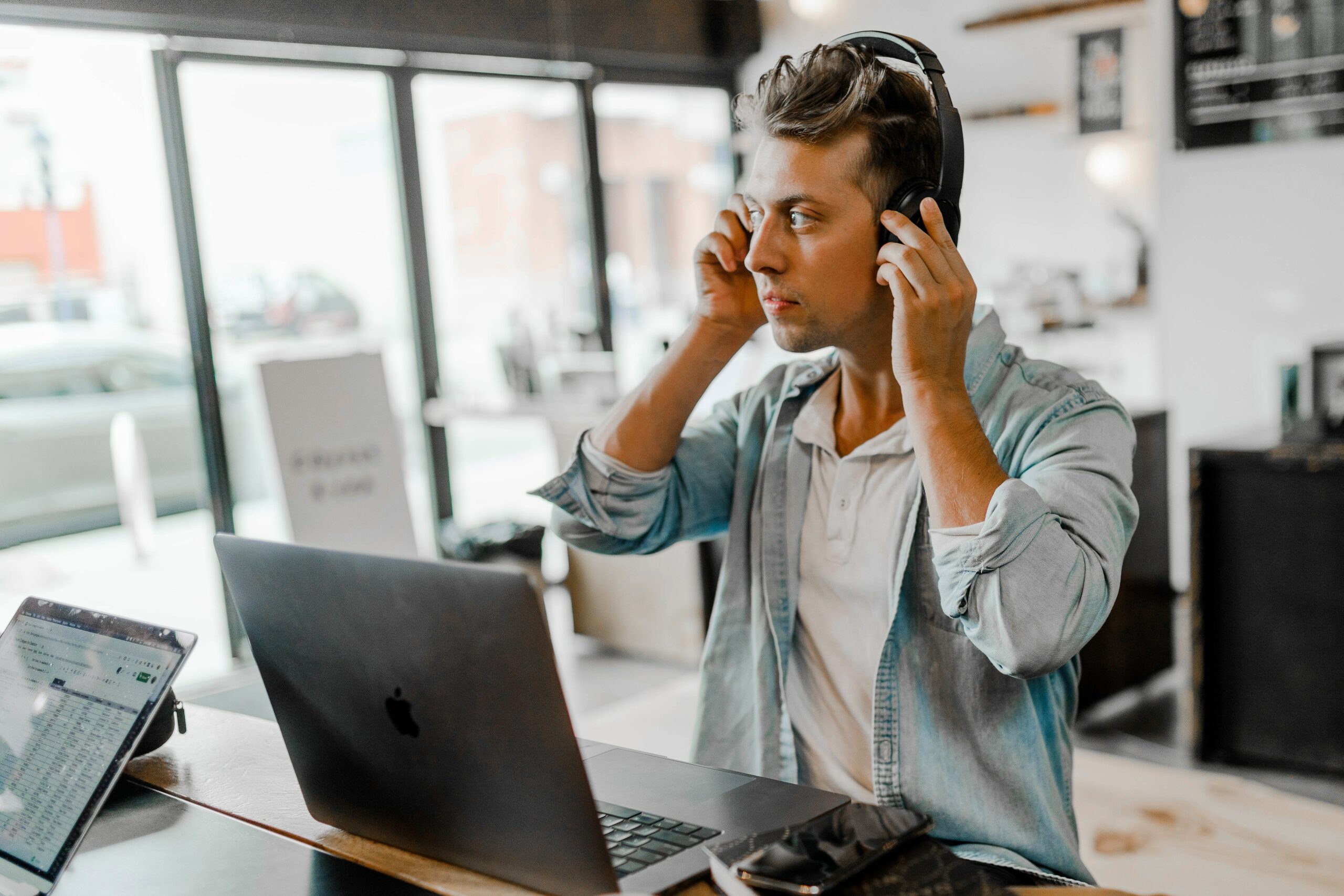 The best noise cancelling headphones for business travel