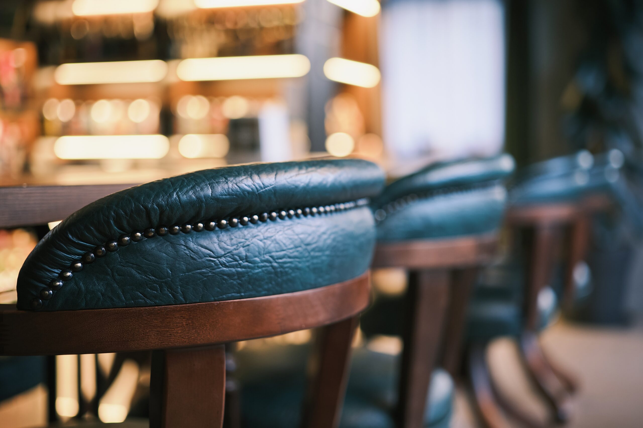 Solo dining in Munich: Beautiful restaurants with a seat at the bar